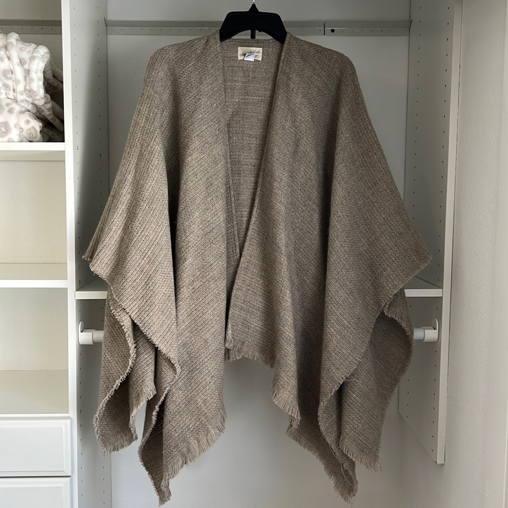 Beige/gray poncho